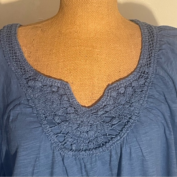 Blue Women's Top short sleeve embroidered v-neck line size 2x - Picture 2 of 4